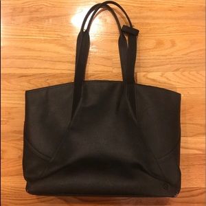Lululemon 28L tote